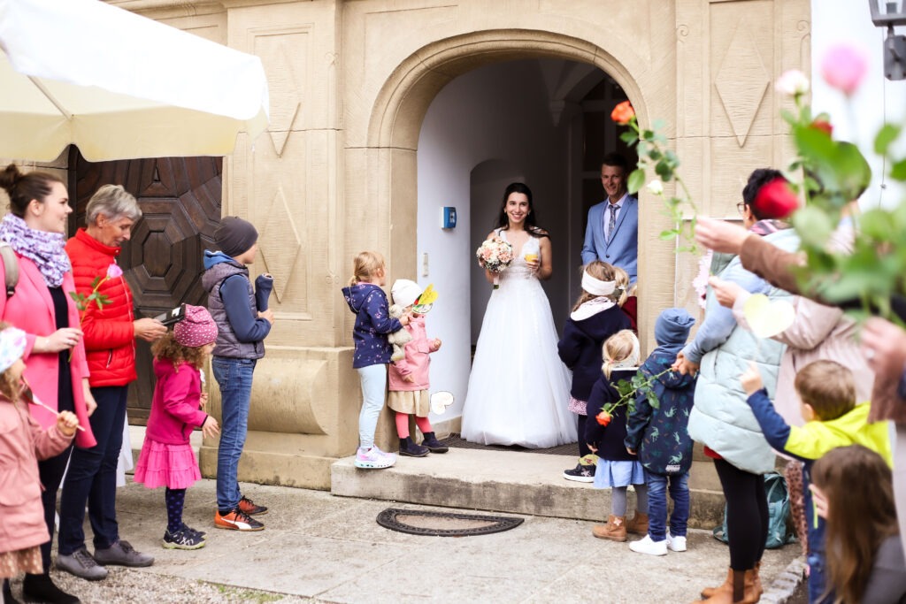 Standesamtliche Hochzeitsreportage - Brautpaar, Gäste, Standesamt, Schlossgarten, Schloss Neuburg a.d. Kammel