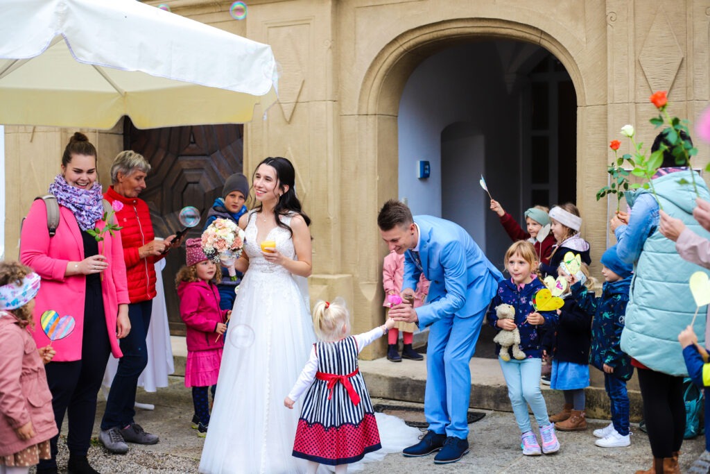 Standesamtliche Hochzeitsreportage - Brautpaar, Gäste, Standesamt, Schlossgarten, Schloss Neuburg a.d. Kammel