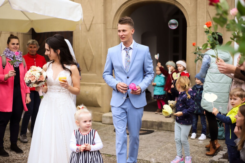 Standesamtliche Hochzeitsreportage - Brautpaar, Gäste, Standesamt, Schlossgarten, Schloss Neuburg a.d. Kammel