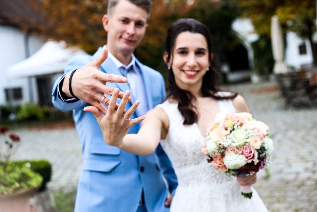 Standesamtliche Hochzeitsreportage - Brautpaar, Gäste, Standesamt, Schlossgarten, Schloss Neuburg a.d. Kammel
