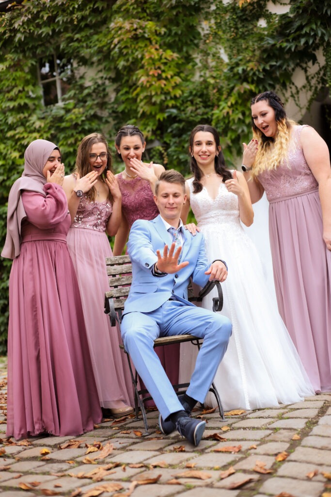 Standesamtliche Hochzeitsreportage - Brautpaar, Gäste, Standesamt, Schlossgarten, Schloss Neuburg a.d. Kammel