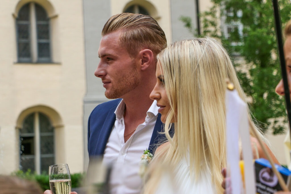 Hochzeitsreportage - Brautpaar Gäste im Kloster Holzen